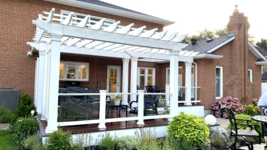 Vinyl pergola with glass railing